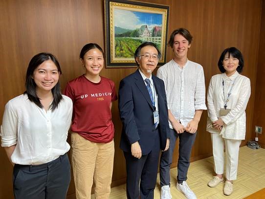 Alan ARGAUT avec le Dr. Akatsuki KOKAZE, le Dr Miyuki HASHIMOTO et deux étudiantes philippines en échange à Showa
